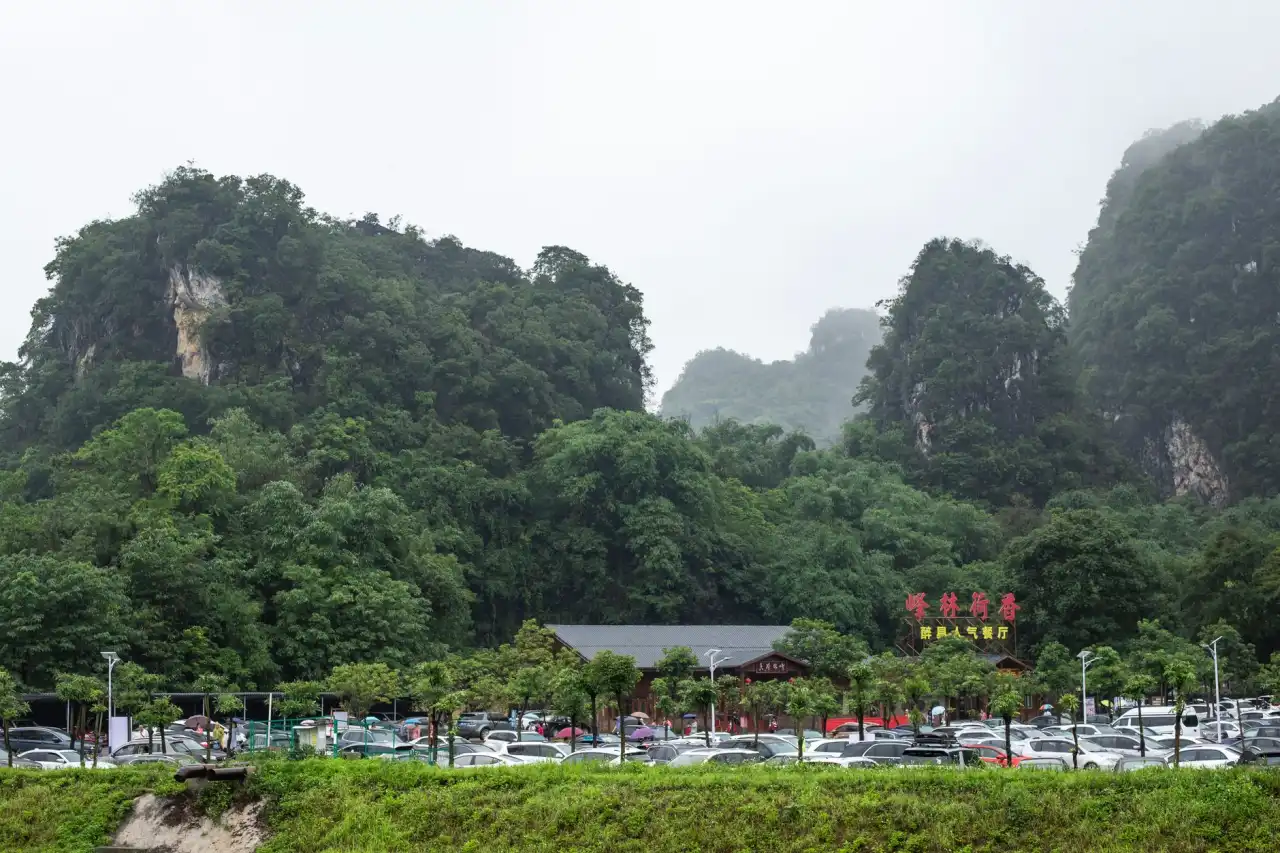 浴室柜与花洒搭配方案在重庆装修工程中的实践应用